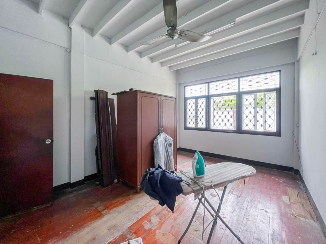 *****อาคารพาณิชย์มือสอง 3 ชั้น ติดถนนพระราม 4 เขตคลองเตย เนื้อที่กว้างเกือบถึง 11 ตร.ว เหมาะสำหรับการการค้าขายหรืออยู่อาศัย เดินทางสะดวก เชื่อมต่อถนนพระราม 4 และถนนสุขุมวิท ใกล้โครงการรถไฟฟ้าสายสีเขียว "สถานีพระขโนง" จองเลย!